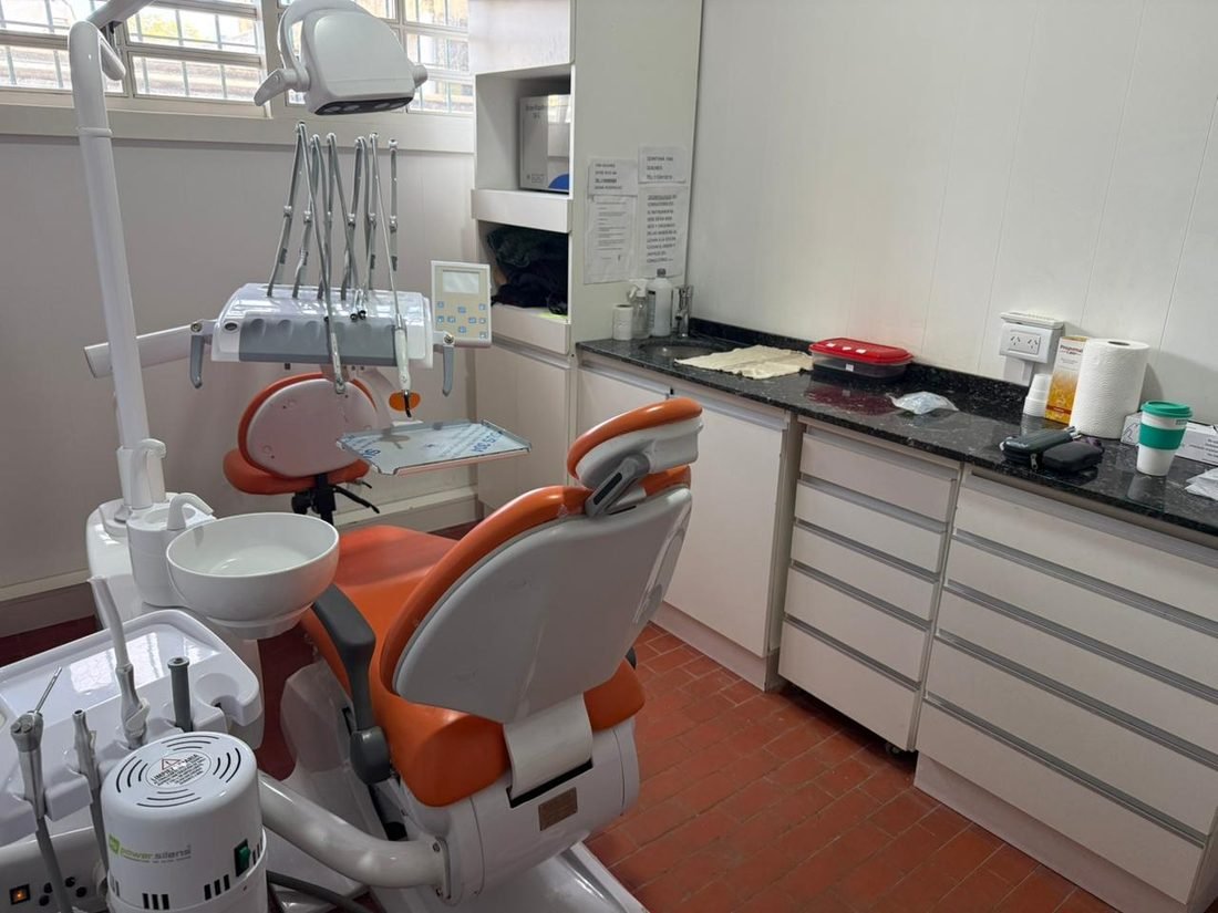Box de atención con mesada de trabajo