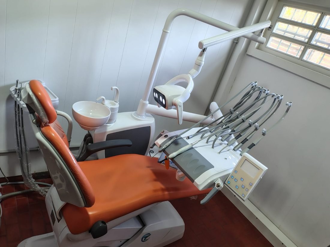 Sillón odontológico con lámpara y bandeja de instrumental