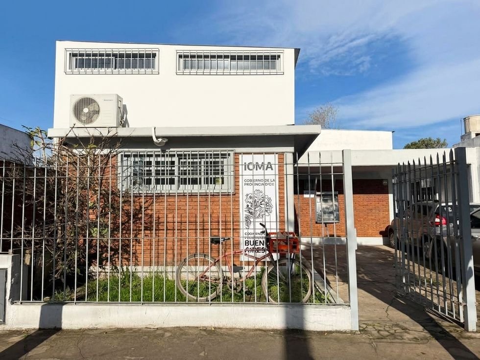 Frente del policonsultorio Adyda Dental sobre la calle Chañar, en Villa Vatteone