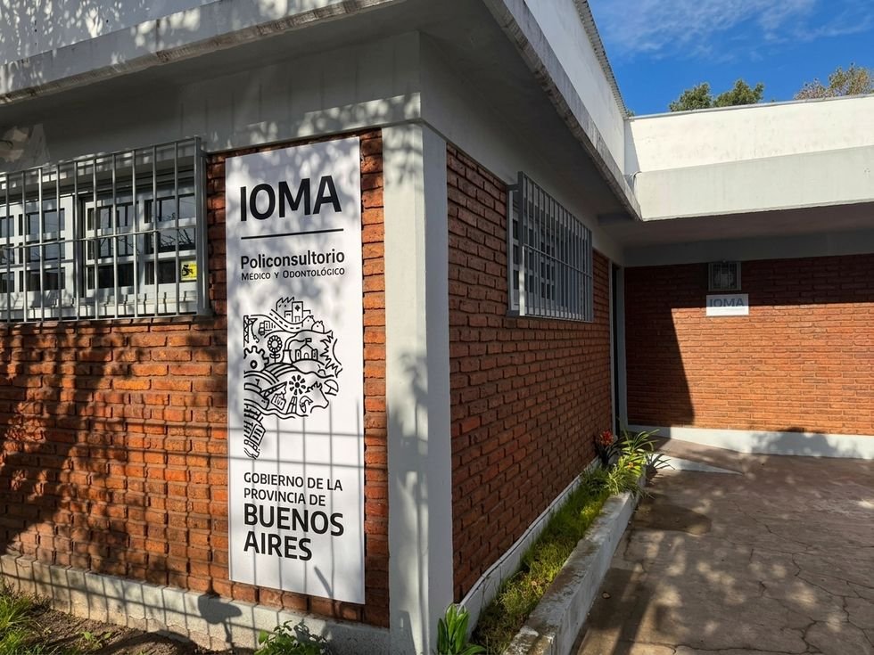Cartel de IOMA Policonsultorio Médico y Odontológico en la esquina del edificio