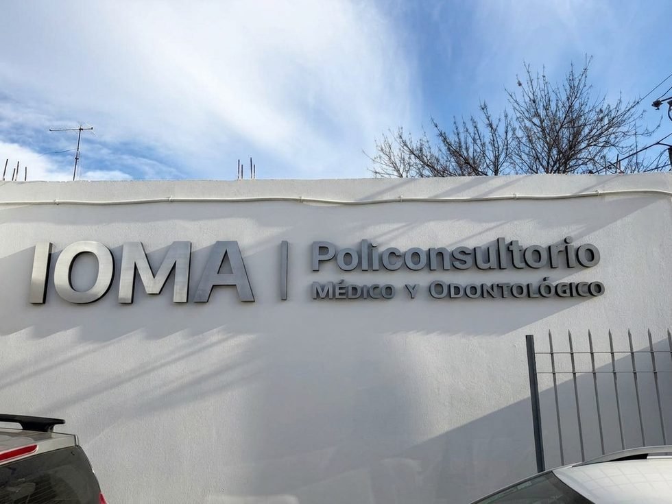 Letras corpóreas de IOMA Policonsultorio Médico y Odontológico sobre el frente