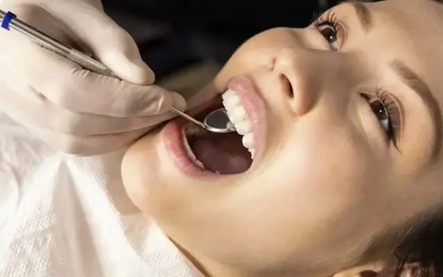 Revisión odontológica durante un control